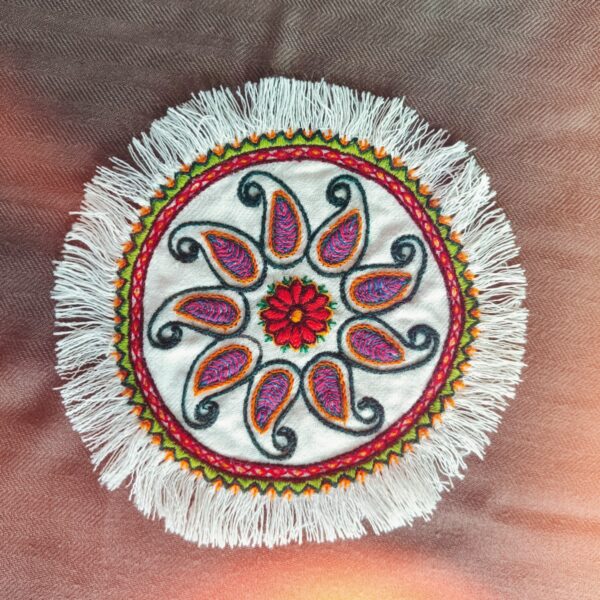 رومیزی پته دوزی طرح بته‌جقه 20 سانتی - زمینه خالی