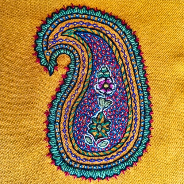 پته‌ نارنجی دست‌دوز طرح بته‌جقه روی پارچه